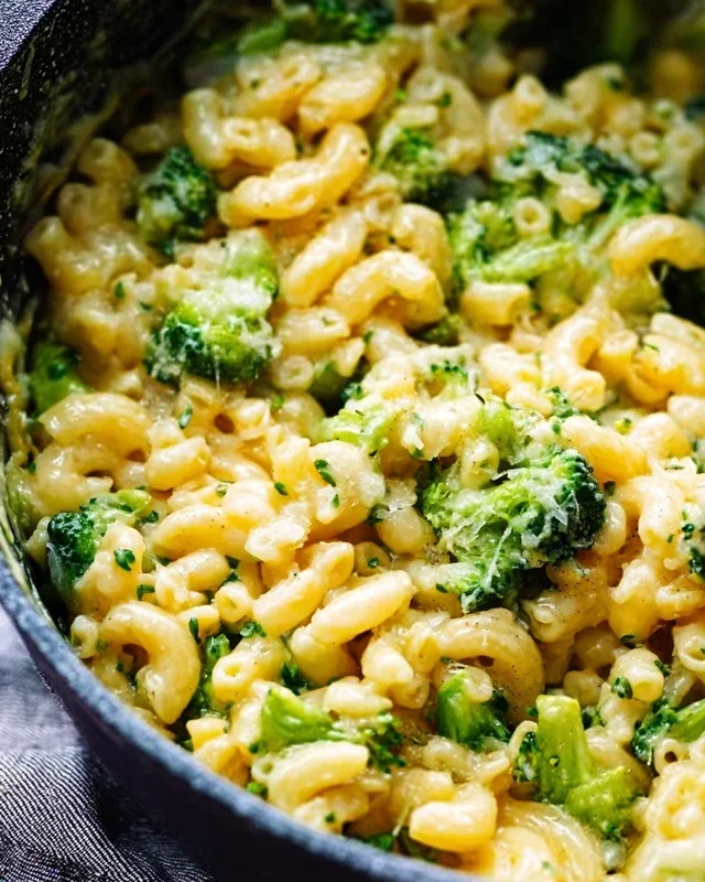 One Pot Healthy Broccoli Mac and Cheese